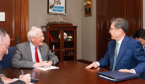 조현 외교장관, 상원군사위원장 면담조현 외교부 장관이 지난달 31일(현지시간) 미국 워싱턴에서 로저 위커 상원 군사위원장(공화)을 만나고 있다. 2025.8.1 [외교부 제공]