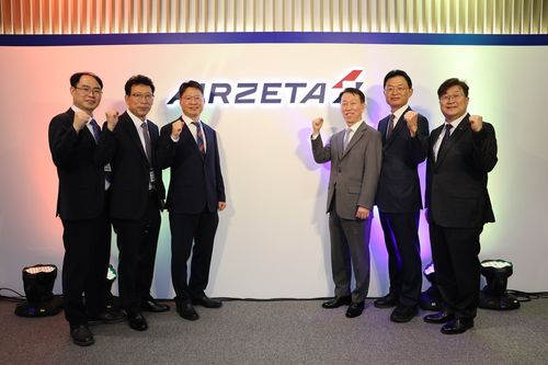 에어제타(AIRZETA) 출범식(서울=연합뉴스) 1일 오후 서울 강서구 에어제타 마곡사무소에서 진행된 에어제타 출범식에서 김관식 에어제타 대표(왼쪽 세 번째)와 이병국 소시어스 대표(왼쪽 네 번째)가 장동철 국토교통부 항공교통본부 본부장, 박광근 인천광역시 해양항공국장, 황만순 한국투자파트너스 대표, 황호원 항공안전기술원 원장과 에어제타 현판을 공개하고 있다. 2025.8.1 [에어제타 제공. 재판매 및 DB 금지]