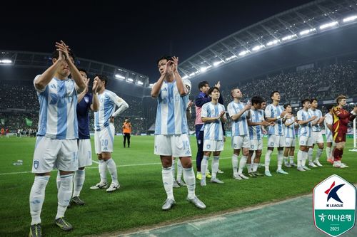 서포터스를 향해 박수를 보내는 울산 HD 선수들[연합뉴스 자료사진]