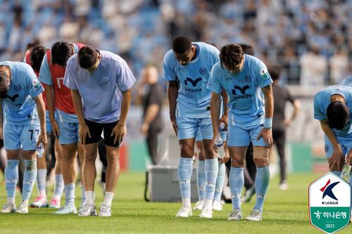 고개 숙인 대구FC 선수들[한국프로축구연맹 제공. 재판매 및 DB 금지]