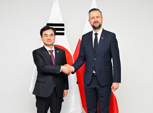 안규백 국방부 장관과 브와디스와프 코시니악-카미슈 폴란드 부총리 겸 국방장관[국방부 제공. 재판매 및 DB 금지]