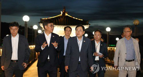 최휘영 문체부 장관 APEC 정상회의 현장 점검(서울=연합뉴스) 최휘영 문화체육관광부 장관이 지난달 31일 취임 후 첫 일정으로 아시아태평양경제협력체(APEC) 정상회의’ 개최지인 경주를 찾아 야간 경관 조성 현장을 살펴보고 있다. [문화체육관광부 제공. 재판매 및 DB 금지]