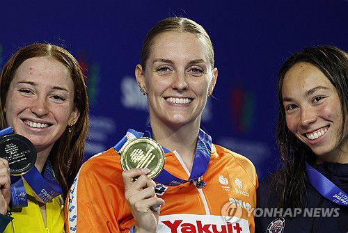 여자 자유형 100ｍ 금메달리스트 마리트 스테인베르겐(가운데),[로이터=연합뉴스]