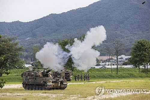 포탄 발사하는 K9A1(철원=연합뉴스) 임병식 기자 = 한미 을지 자유의 방패(UFS·을지프리덤실드) 연습이 진행 중인 20일 오전 강원도 철원군에서 실시된 지상군구성군사령부(지구사) 대화력전 훈련에서 육군 7포병여단 K9A1 자주포가 포탄을 발사하고 있다. 2024.8.20 andphotodo@yna.co.kr