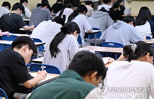 공부하는 학생들[연합뉴스 자료사진]