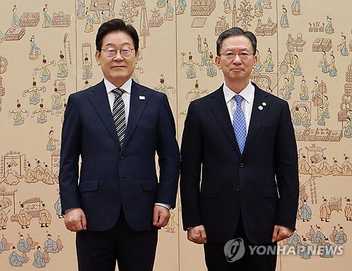 이재명 대통령, 정성호 법무부장관 임명장 수여(서울=연합뉴스) 홍해인 기자 = 이재명 대통령이 23일 서울 용산 대통령실 청사에서 열린 임명장 및 위촉장 수여식에서 정성호 법무부 장관에게 임명장을 수여한 뒤 기념촬영을 하고 있다. 2025.7.23 hihong@yna.co.kr