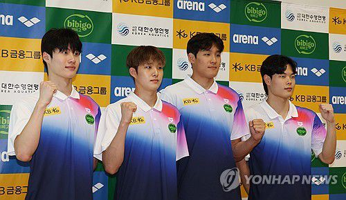 파이팅 외치는 황선우-김우민-김영범-이호준(영종도=연합뉴스) 이진욱 기자 = 싱가포르 세계수영선수권대회에 출전하는 수영 국가대표팀 황선우(왼쪽부터), 김우민, 김영범, 이호준이 24일 인천국제공항 제2여객터미널에서 출국에 앞서 파이팅을 외치고 있다. 2025.7.24 cityboy@yna.co.kr