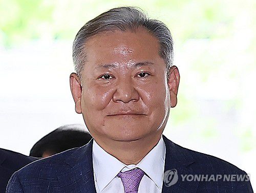 영장심사 위해 법원 출석하는 이상민 전 장관(서울=연합뉴스) 김성민 기자 = 이상민 전 행정안전부 장관이 구속 전 피의자 심문(영장실질심사)을 위해 31일 서울 서초구 서울중앙지방법원으로 들어서고 있다. 2025.7.31 ksm7976@yna.co.kr