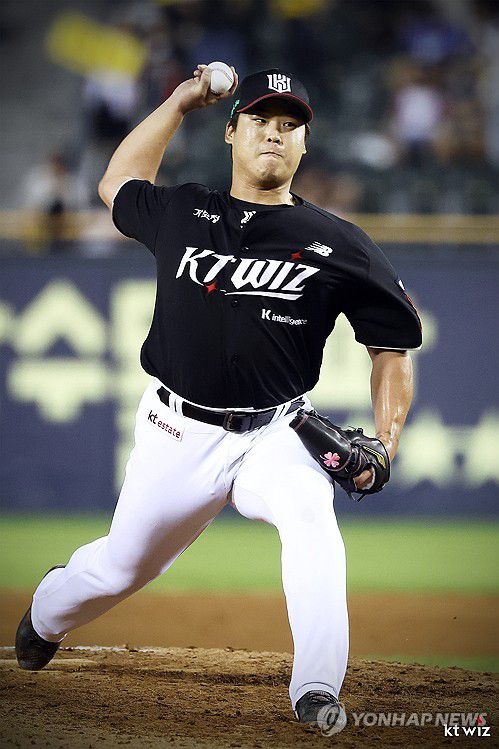 마운드 오른 kt 강백호(서울=연합뉴스) 31일 서울 잠실야구장에서 열린 KBO 프로야구 kt wiz와 LG 트윈스의 경기.     8회말 마운드에 오른 kt 강백호가 역투하고 있다. 2025.7.31 [kt 위즈 제공. 재판매 및 DB 금지] photo@yna.co.kr