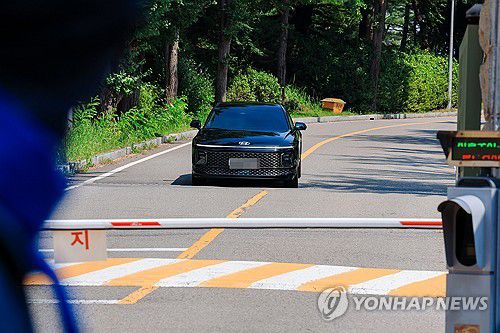 김건희 특검팀, 윤석열 체포 무산(의왕=연합뉴스) 서대연 기자 = 김건희 여사 관련 의혹들을 수사하는 민중기 특별검사팀 차량이 1일 윤석열 전 대통령에 대한 체포영장 집행에 실패한 뒤 경기도 의왕시 서울구치소에서 나오고 있다. 2025.8.1 [공동취재] dwise@yna.co.kr