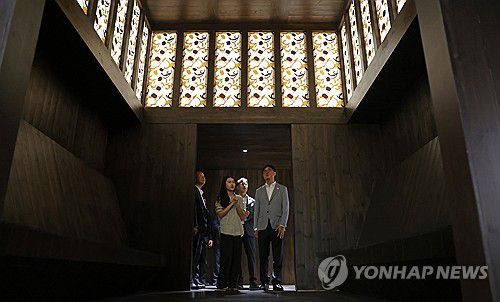 최휘영 장관, APEC 정상회의 현장 점검(서울=연합뉴스) 최휘영 신임 문화체육관광부 장관이 1일 취임 후 첫 일정으로 아시아태평양경제협력체(APEC) 정상회의' 개최지인 경주를 찾아 우양미술관을 살펴보고 있다. 2025.8.1 [문화체육관광부 제공. 재판매 및 DB 금지] photo@yna.co.kr