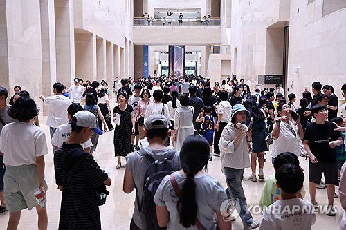 지난달 국립중앙박물관 관람객 70만명 육박(서울=연합뉴스) 윤동진 기자 = 1일 서울 국립중앙박물관을 찾은 시민들이 시간을 보내고 있다. 이날 국립중앙박물관에 따르면 올해 7월 1일부터 30일까지 국립중앙박물관을 찾은 관람객 수는 총 69만4천552명이다. 지난해 같은 기간 관람객(33만8천868명)의 배를 넘는 수치다. 2025.8.1 mon@yna.co.kr