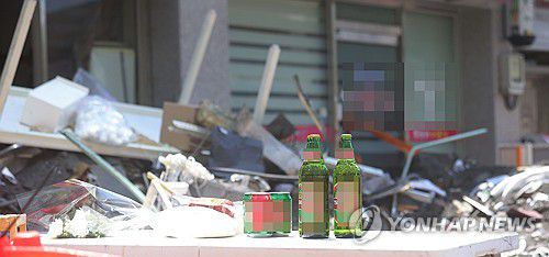 창원 건물 천장 붕괴 현장에 놓인 국화와 맥주(창원=연합뉴스) 정종호 기자 = 1일 경남 창원 마산회원구 양덕동 노후 건물 천장 붕괴 사고 현장 모습. 주변에 국화와 맥주 등이 놓여 있다. 전날 밤 이곳 건물 2층 바닥(1층 천장)이 무너져 1층에 있던 50대가 숨지고, 2층에 있던 3명이 경상을 입었다. 2025.8.1 jjh23@yna.co.kr