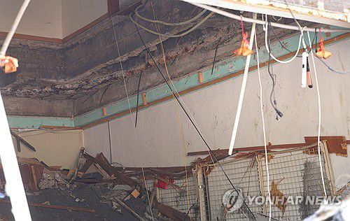 철근 휘어진 내부…창원 건물 천장 붕괴로 4명 사상(창원=연합뉴스) 정종호 기자 = 1일 창원 마산회원구 양덕동 노후 건물 천장 붕괴 사고 현장 모습. 전날 밤 이곳 건물 2층 바닥(1층 천장)이 무너져 1층에 있던 50대가 숨지고, 2층에 있던 3명이 경상을 입었다. 2025.8.1 jjh23@yna.co.kr