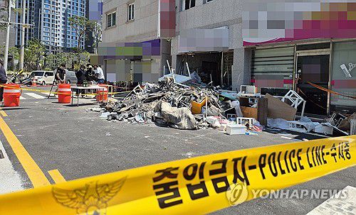 창원 건물 천장 붕괴로 4명 사상(창원=연합뉴스) 정종호 기자 = 1일 창원 마산회원구 양덕동 노후 건물 천장 붕괴 사고 현장 모습. 전날 밤 이곳 건물 2층 바닥(1층 천장)이 무너져 1층에 있던 50대가 숨지고, 2층에 있던 3명이 경상을 입었다. 2025.8.1 jjh23@yna.co.kr