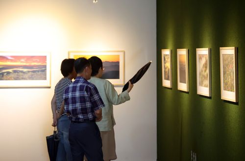전시 살피는 관람객들[촬영 양지웅]