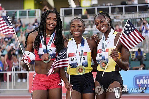 도쿄 세계선수권 출전권 얻은 미국 육상 여자 스프린터(유진 AP=연합뉴스) 제퍼슨(가운데)이 2일(한국시간) 미국 오리건주 유진 헤이워드 필드에서 열린 2025 미국육상선수권 여자 100ｍ 결선에서 우승한 뒤, 2위 화이트(오른쪽), 3위 홉스와 기념 촬영하고 있다.