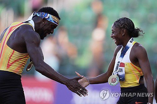 육상 100ｍ 미국 챔피언의 악수(유진 AP=연합뉴스) 제퍼슨(오른쪽)과 베드나렉이 2일(한국시간) 미국 오리건주 유진 헤이워드 필드에서 열린 2025 미국육상선수권 여자, 남자 100ｍ 결선에서 우승한 뒤, 악수하고 있다.