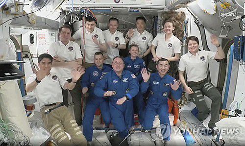 2일 ISS에 도착한 우주비행사들(앞줄 가운데 파란 옷 4명)[AP=연합뉴스/NASA·스페이스X 제공. 재판매 및 DB 금지]