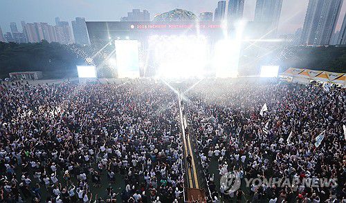 열대야 잊은 록 페스티벌(인천=연합뉴스) 임순석 기자 = 1일 오후 인천시 연수구 송도달빛축제공원에서 열린 2025 인천 펜타포트 록 페스티벌에서 관람객들이 장기하의 공연을 즐기고 있다. 2025.8.1 soonseok02@yna.co.kr