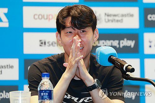 올여름 토트넘 떠나는 손흥민(서울=연합뉴스) 신현우 기자 = 잉글랜드 프로축구 토트넘 손흥민이 2일 서울 영등포구 IFC 더포럼에서 열린 2025 쿠팡플레이 시리즈 기자회견에 참석해 있다.     이날 손흥민은 기자회견에 앞서 별도의 발언을 통해 "올여름 팀을 떠나기로 결정했다"고 발표했다. 2025.8.2 nowwego@yna.co.kr