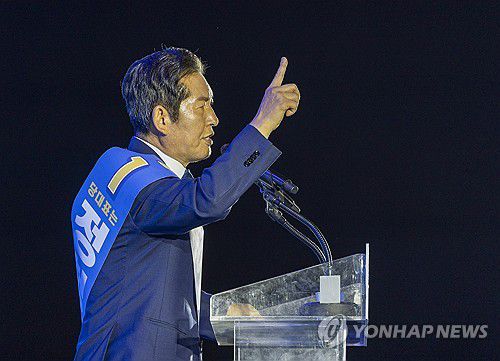 더불어민주당 정청래 당대표 후보 정견 발표(고양=연합뉴스) 김주성 기자 = 더불어민주당 정청래 당대표 후보가 2일 고양 킨텍스에서 열린 전국당원대회에서 정견발표를 하고 있다. 2025.8.2 [공동취재] utzza@yna.co.kr