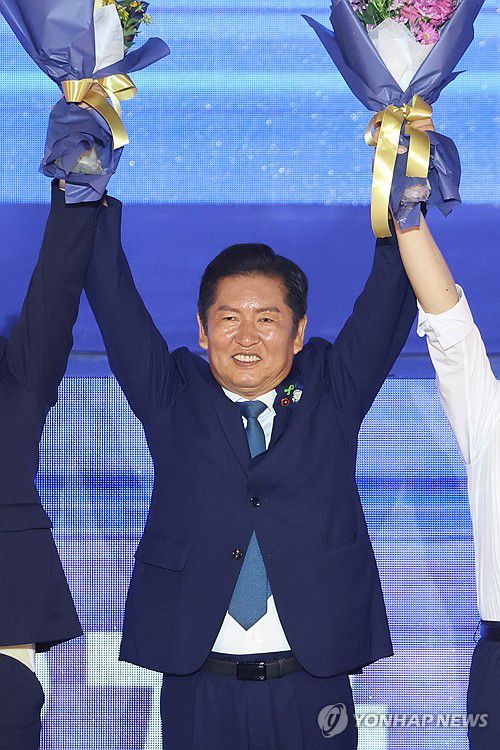 이재명 정부와 함께할 첫 당대표에 정청래 당선(고양=연합뉴스) 김주성 기자 = 더불어민주당 정청래 신임 당대표가 2일 고양 킨텍스에서 열린 전국당원대회에서 당대표로 선출된 뒤 인사하고 있다. 2025.8.2 utzza@yna.co.kr