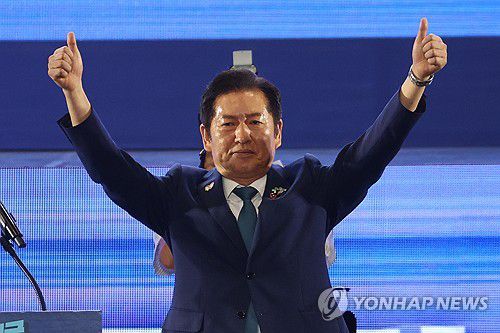 당원 향해 인사하는 정청래 신임 당대표(고양=연합뉴스) 김주성 기자 = 더불어민주당 정청래 신임 당대표가 2일 고양 킨텍스에서 열린 전국당원대회에서 당대표직 수락연설을 마친 뒤 인사하고 있다. 2025.8.2 utzza@yna.co.kr