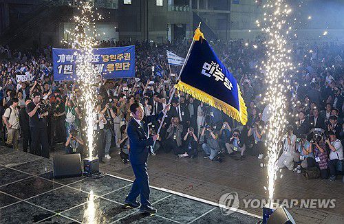 당기 흔드는 정청래 신임 당대표(고양=연합뉴스) 김주성 기자 = 더불어민주당 정청래 신임 당대표가 2일 고양 킨텍스에서 열린 전국당원대회에서 김병기 당대표 직무대행 겸 원내대표로부터 받은 당기를 흔들고 있다. 2025.8.2 [공동취재] utzza@yna.co.kr