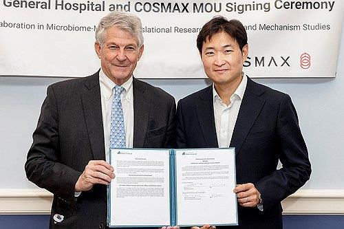 코스맥스, 미국 하버드대와 '마이크로바이옴' 공동연구 (서울=연합뉴스) 코스맥스는 미국 하버드대 의과대학(매사추세츠 종합병원)과 '마이크로바이옴-의학 중개 연구'에 대한 공동연구 협약을 체결했다고 23일 밝혔다. 사진은 협약 체결 후 기념 촬영하는 이병주 코스맥스 대표(오른쪽)와 브리튼 니콜슨 매사추세츠 종합병원 수석 부사장. 2024.9.23 [코스맥스 제공. 재판매 및 DB 금지]     photo@yna.co.kr