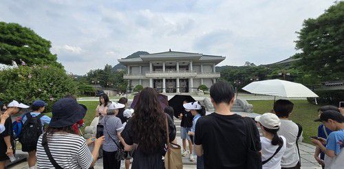 영빈관 앞 관람객들 (서울=연합뉴스) 31일 청와대를 찾은 관람객들이 영빈관 앞에서 해설사의 설명을 듣고 있다. 2025.07.31