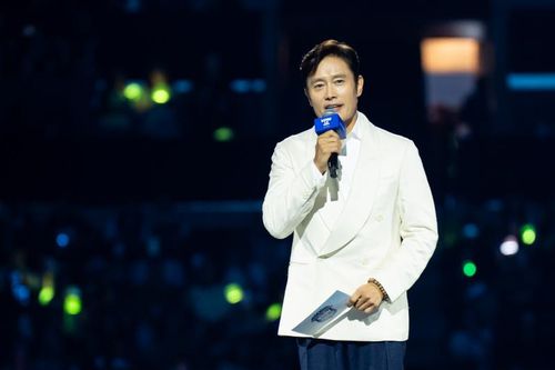 '케이콘 LA 2025' 오프닝 무대 오른 배우 이병헌[CJ ENM 제공. 재판매 및 DB 금지]