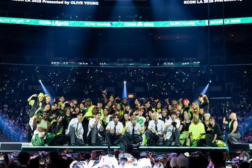 '케이콘 LA 2025'에서 스타와 팬들이 함께 꾸민 콘서트 무대[CJ ENM 제공. 재판매 및 DB 금지]