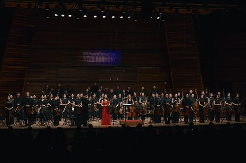 제22회 평창대관령음악제 폐막공연 '세상과 조화를 이루는 음악'2일 강원도 평창군 대관령 야외공연장 뮤직텐트(Music Tent)에서 열린 평창대관령음악제 폐막공연 '세상과 조화를 이루는 음악'에서 홍석원이 지휘하는 평창페스티벌오케스트라와 바이올리니스트 스와나이 아키코가 관객에게 인사하고 있다. 2025.08.02. [강원문화재단 제공. 재판매 및 DB금지]