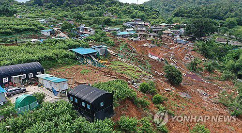산청 생비량면 마을 매몰지난 7월 21일 오후 경남 산청군 생비량면 상능로 산기슭에 위치한 일대 마을이 최근 발생한 집중호우·산사태 여파로 매몰돼 있다. [연합뉴스 자료사진]