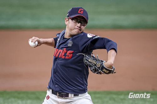 3일 고척 키움전에서 역투하는 롯데 박세웅(서울=연합뉴스) 롯데 박세웅이 3일 서울 구로구 고척스카이돔에서 열린 프로야구 키움과 방문 경기에 선발 등판해 역투하고 있다. [롯데 자이언츠 제공. 재판매 및 DB 금지]