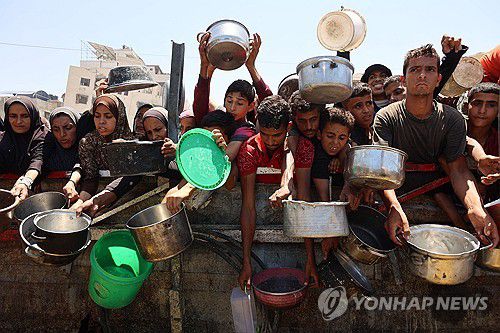 2일(현지시간) 가자시티 배급소에 식량을 받으러 모인 팔레스타인 주민들.[AFP=연합뉴스. 재판매 및 DB 금지]