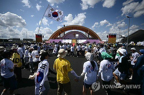 '젊은이의 희년' 행사의 한국 참가자들(로마 AFP=연합뉴스) 2일(현지시간) '젊은이의 희년' 철야기도가 열리는 이탈리아 로마 동부 토르 베르가타에서 한국에서 온 참석자들이 춤을 추고 있다.