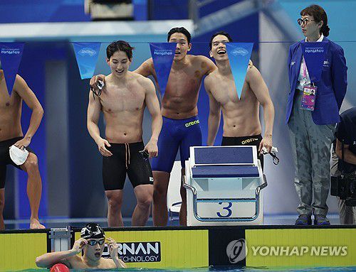 한국 남자 혼계영 400m 대표팀이 항저우 아시안게임에서 은메달을 딸 때 모습.[연합뉴스 자료사진]