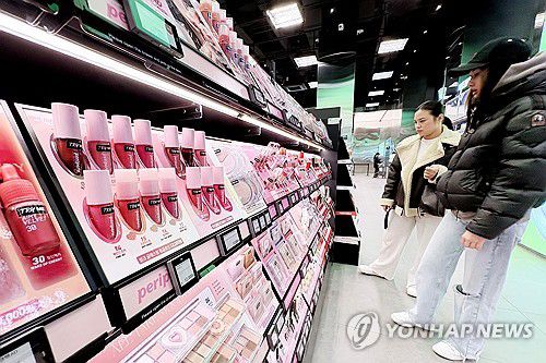 K뷰티 인기…올리브영 작년 매출 24% 증가(서울=연합뉴스) 진연수 기자 = CJ올리브영이 별도 기준으로 지난해 약 4조8천억원의 매출을 올렸다. 이는 전년보다 24%(9천217억원) 증가했다. CJ가 최근 공시한 주주총회소집공고에 따르면 CJ올리브영의 지난해 매출은 4조7천899억원이다. 사진은 12일 서울 시내 올리브영 매장에서 쇼핑하는 외국인 관광객들 모습. 2025.3.12 jin90@yna.co.kr