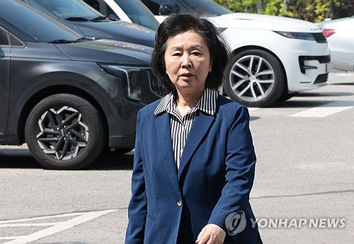 김영선 전 의원(서울=연합뉴스) 김인철 기자 = 29일 김영선 전 국민의힘 의원이 윤석열 전 대통령 부부와 구(舊)여권 정치인 다수가 연루된 공천 개입·여론조사 의혹 관련 조사를 받기 위해 참고인 신분으로 서초구 서울고검으로 들어서고 있다. 2025.4.29 yatoya@yna.co.kr