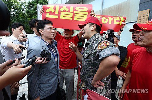 해병대 예비역 연대로부터 항의받는 임성근 전 사단장(서울=연합뉴스) 김인철 기자 = 29일 업무상과실치사상 사건 신속 결정 요청서 제출을 위해 서울 서초구 순직해병특검을 방문한 임성근 전 해병대 1사단장이 해병대예비역연대 회원들의 항의를 받고 있다. 2025.7.29 yatoya@yna.co.kr