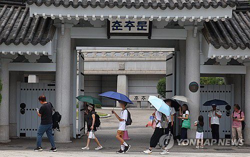 청와대 관람 종료 D-1(서울=연합뉴스) 김도훈 기자 = 청와대 관람 일시 종료를 하루 앞둔 31일 서울 종로구 청와대 춘추문 앞으로 시민들이 지나고 있다. 2025.7.31 superdoo82@yna.co.kr