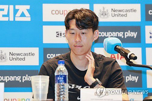 토트넘 손흥민, 올여름 팀 떠나기로(서울=연합뉴스) 신현우 기자 = 잉글랜드 프로축구 토트넘 손흥민이 2일 서울 영등포구 IFC 더포럼에서 열린 2025 쿠팡플레이 시리즈 기자회견에 참석해 있다.     이날 손흥민은 기자회견에 앞서 별도의 발언을 통해 "올여름 팀을 떠나기로 결정했다"고 발표했다. 2025.8.2 nowwego@yna.co.kr