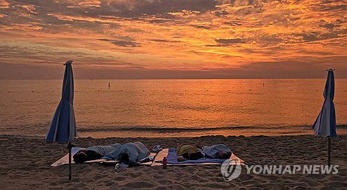 백사장에서 동틀 때까지 꿀잠(강릉=연합뉴스) 유형재 기자 = 강원 강릉지역의 밤 최저기온이 28.2도를 기록하며 지난달 20일부터 14일째 열대야가 이어진 3일 경포해수욕장 백사장에서 피서객들이 잠을 자고 있다. 2025.8.3 yoo21@yna.co.kr