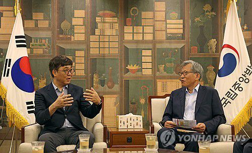 최휘영 문체부 장관, 국립중앙박물관 방문(서울=연합뉴스) 최휘영 문화체육관광부 장관이 3일 서울 용산구 국립중앙박물관에서 유홍준 국립중앙박물관장과 관람객 증가와 박물관 상품[뮷즈(MU:DS)] 판매 상황 등을 점검, 주요 현안에 대한 의견을 나누고 있다. 2025.8.3 [문화체육관광부 제공. 재판매 및 DB 금지] photo@yna.co.kr