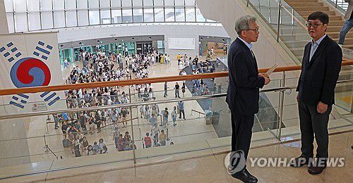 국립중앙박물관 둘러보는 최휘영 문체부 장관(서울=연합뉴스) 최휘영 문화체육관광부 장관이 3일 서울 용산구 국립중앙박물관에서 유홍준 국립중앙박물관장과 박물관 현장을 살펴보고 있다. 2025.8.3 [문화체육관광부 제공. 재판매 및 DB 금지] photo@yna.co.kr