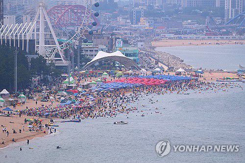 피서 열기 절정(속초=연합뉴스) 류호준 기자 = 3일 강원 속초 해수욕장 일원에서 피서객들이 물놀이를 즐기고 있다. 2025.8.3 ryu@yna.co.kr