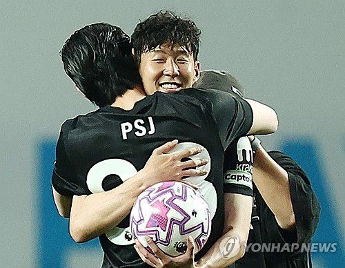 시축 마친 박서준과 포옹하는 손흥민(서울=연합뉴스) 김성민 기자 = 3일 서울월드컵경기장에서 열린 2025 쿠팡플레이 시리즈 토트넘 홋스퍼와 뉴캐슬 유나이티드의 경기. 토트넘 손흥민이 이날 시축을 마친 절친 배우 박서준과 포옹하고 있다. 2025.8.3 superdoo82@yna.co.kr