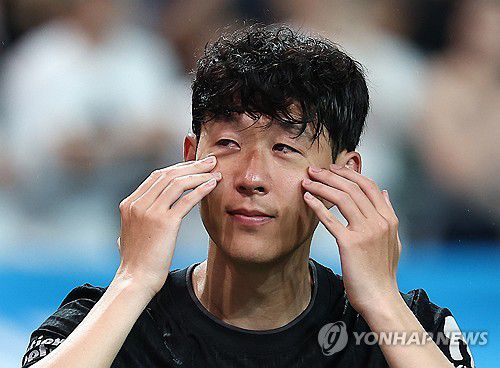 눈물 닦는 손흥민(서울=연합뉴스) 김성민 기자 = 올여름 팀을 떠나기로 한 토트넘 홋스퍼 손흥민이 3일 서울월드컵경기장에서 열린 2025 쿠팡플레이 시리즈 뉴캐슬 유나이티드와의 친선경기가 끝난 뒤 눈물을 닦고 있다.     2015년 8월 토트넘으로 이적한 손흥민은 2021-2022시즌 리그 득점왕에 오르고 2024-2025시즌엔 유럽축구연맹(UEFA) 유로파리그 우승을 이끄는 등 10년간 활약했다. 손흥민은 전날 기자회견을 통해 올여름 팀을 떠난다고 발표했다. 2025.8.3 ksm7976@yna.co.kr